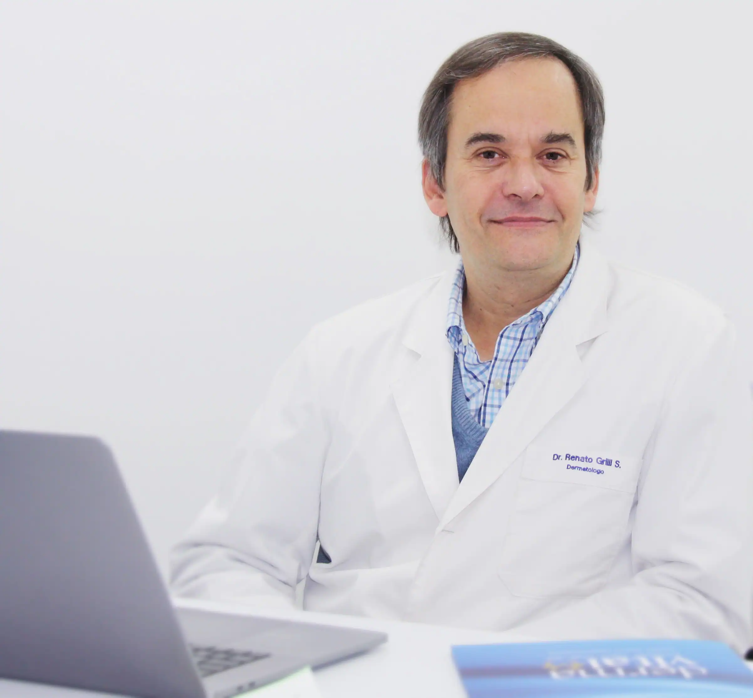Dermatólogo Dr. Renato Grilli Stanic en Clínica Dermavital Las Condes.